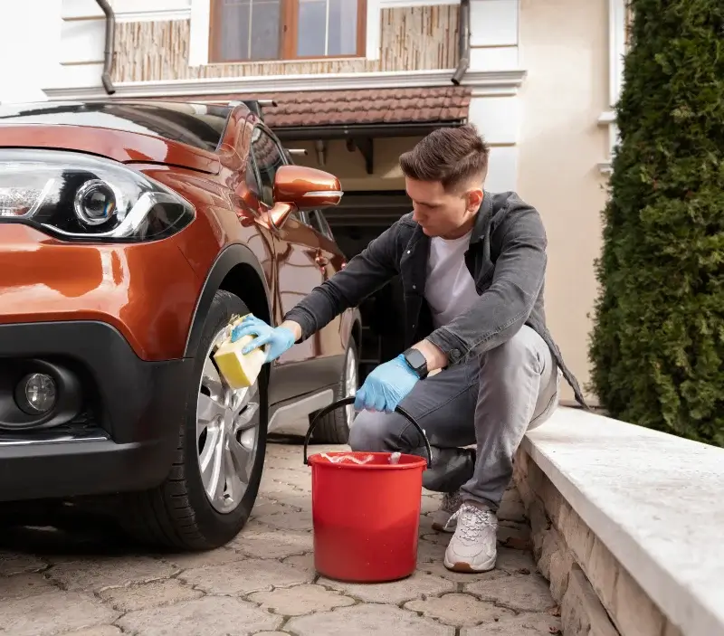 Lavage auto à domicile Saint-Marcel-d'Ardèche : professionnel intervenant sur un véhicule